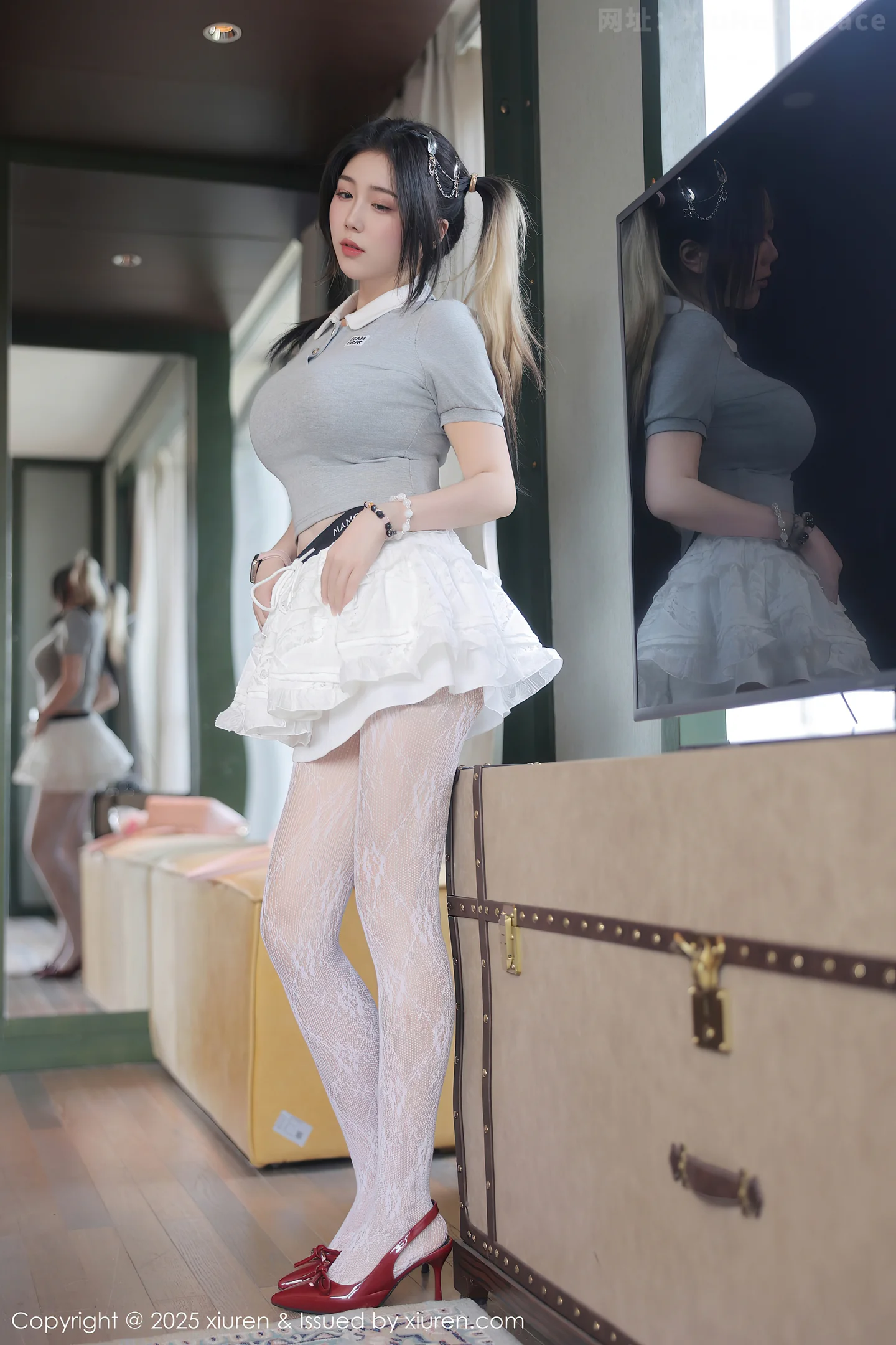 图片[4]-[XiuRen秀人网] VOL.10330 模特诺诺Hsu性感灰色服饰配白色蕾丝袜秀丰腴身材撩人诱惑写真60P-秀人网官方网站